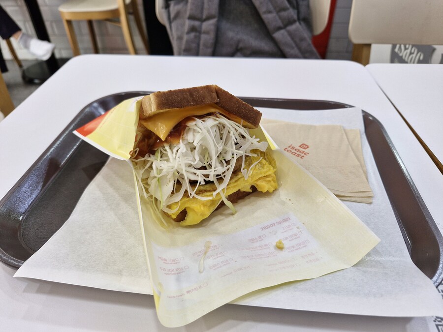 이삭토스트 너무 충격적인 비쥬얼이다_1.jpg