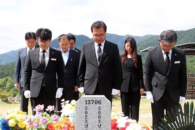 채 상병 묘역 찾은 이명현 특검팀 "기필코 진실 규명"_1.jpg