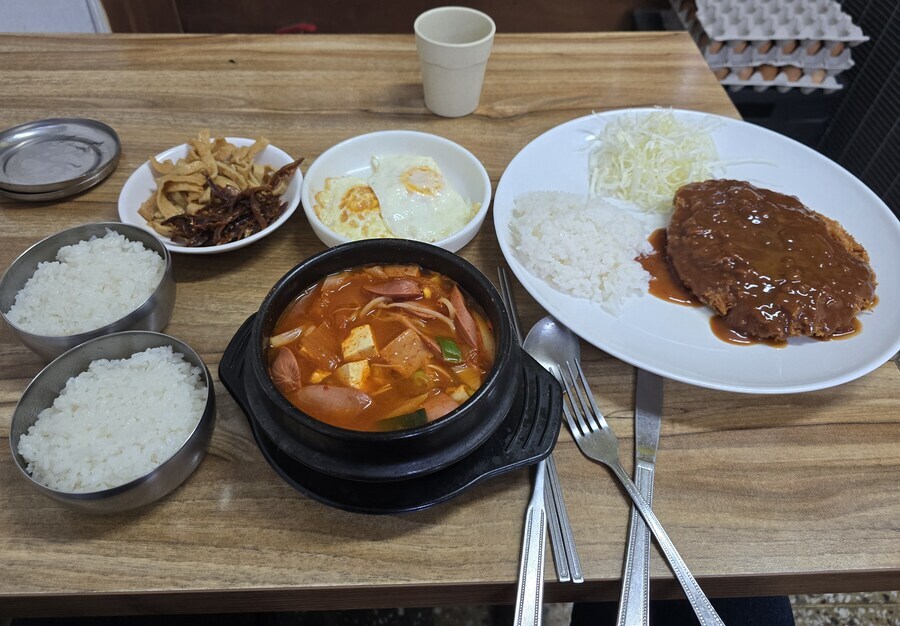야간근무 끝나고 집근처 분식집에서 아침식사_1.jpg