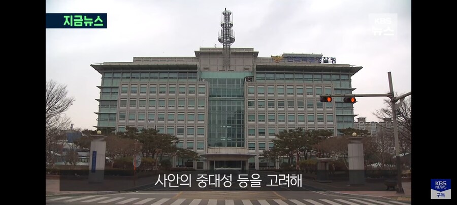 호송 중 여성 피의자에 입맞춤한 경찰.jpg_15.jpg