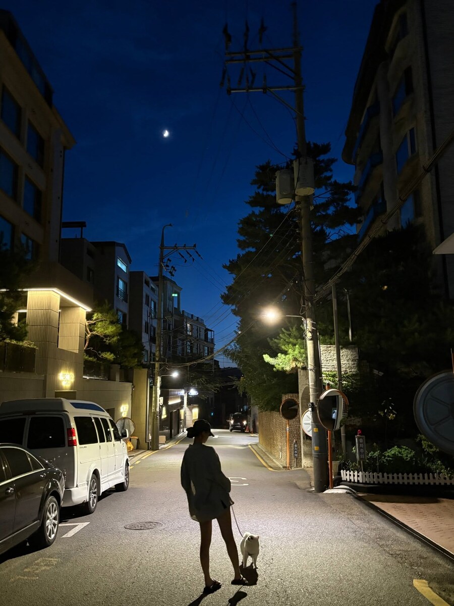 김채원, 늦은 밤 산책서 포착…자유로운 여름밤 일상 공개_4.jpg