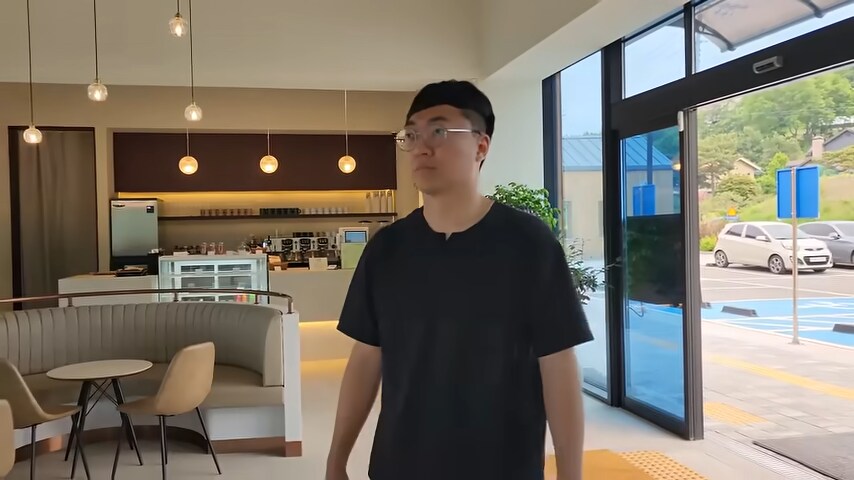 충주맨 : ㅅㅂ 왜 카페 홍보해 주냐고 ㅈㄹ좀 그만하라고!!!_2.png