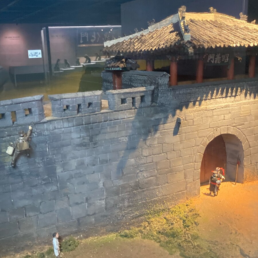 리빙포인트: 통금시간을 넘겼을 때는 성벽을 넘으면 된다_2.jpg