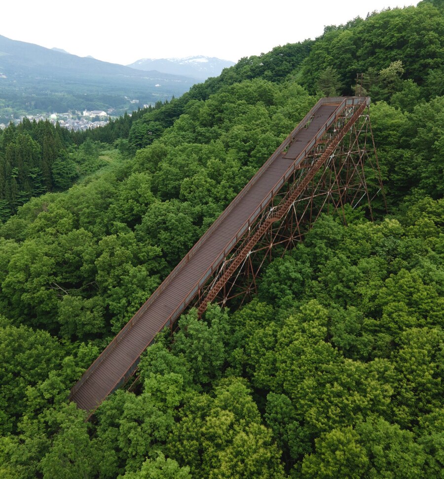 일본, 산 속의 스키 점프대 폐허⛷_1.jpg
