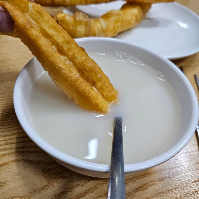 요우타오가 그 두유 따끈하게 뎊혀서 꽈베기 찍어먹으면 비슷한감?_2.jpg