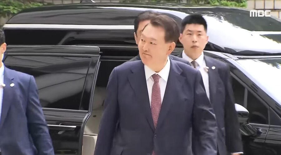 [오늘 이 뉴스] 재판정 가며 '씨익' 웃은 尹, 특검 때와는 다른 표정?_1.png