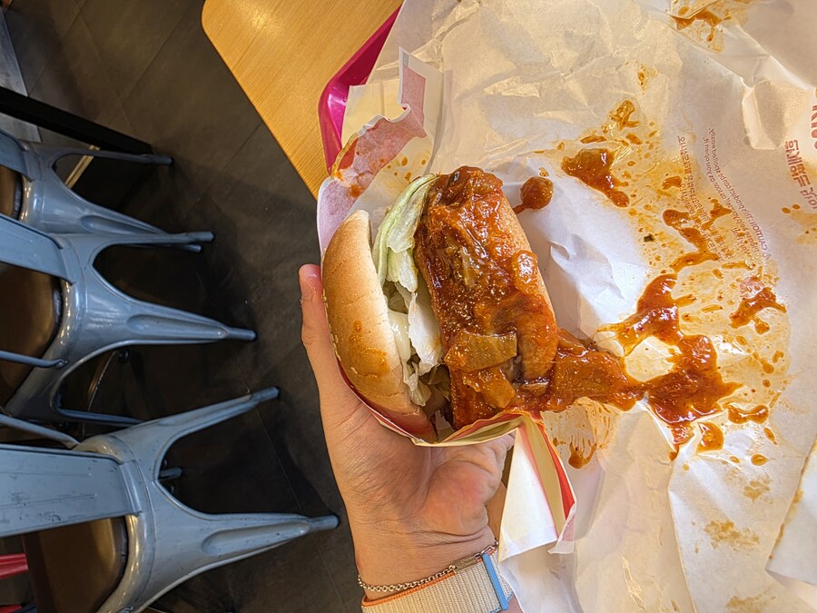 롯데리아 김치 에그불고기버거를 먹고있어!🍔_1.jpg
