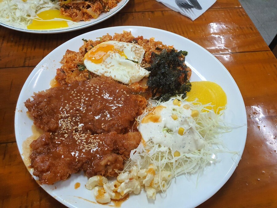 아무도 부정할수 없능 남자만의 점심식사_1.jpg