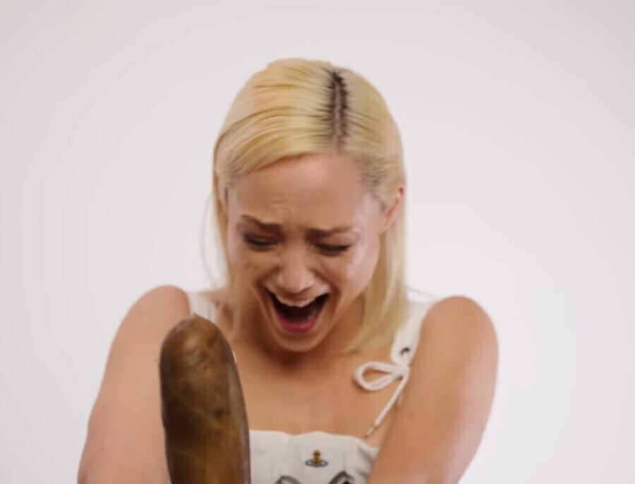 거대한 고기 막대를 보고 흥분하는 여배우_2.jpg