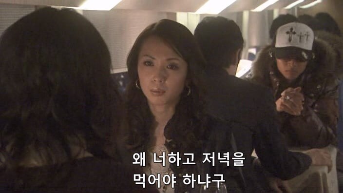 식사 도중에 도촬당한 여자 모델_1.jpg