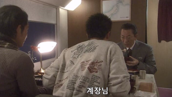 식사 도중에 도촬당한 여자 모델_3.jpg
