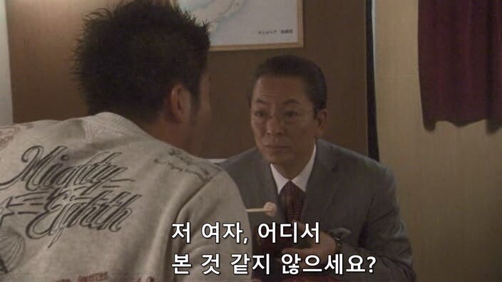 식사 도중에 도촬당한 여자 모델_4.jpg
