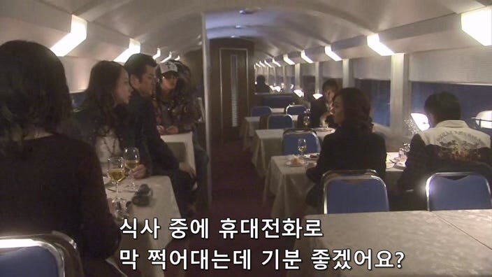 식사 도중에 도촬당한 여자 모델_13.jpg