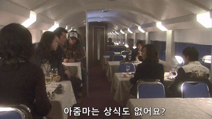 식사 도중에 도촬당한 여자 모델_14.jpg