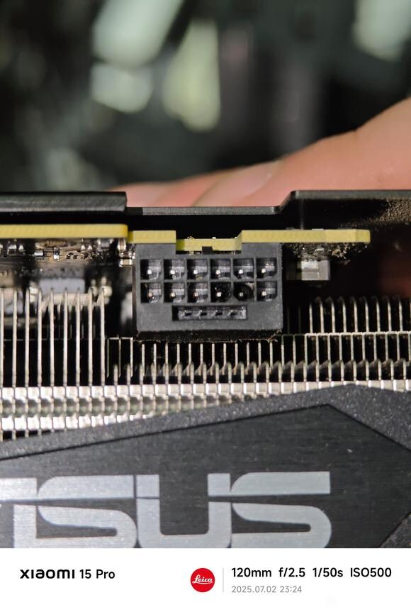보기 드문 사례, 12VHPWR 커넥터 장착 RTX 3060 Ti 심각하게 녹아_2.jpg