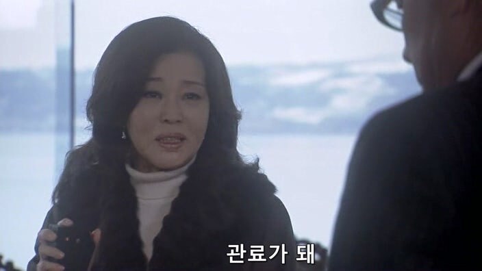 자기 가족을 죽인 남자와 33년 만에 조우한 여자_54.jpg
