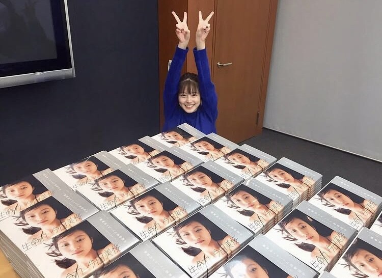 후쿠오카) 자신의 포토북 발간 기념샷 이마다 미오_2.jpg