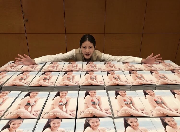 후쿠오카) 자신의 포토북 발간 기념샷 이마다 미오_4.jpg