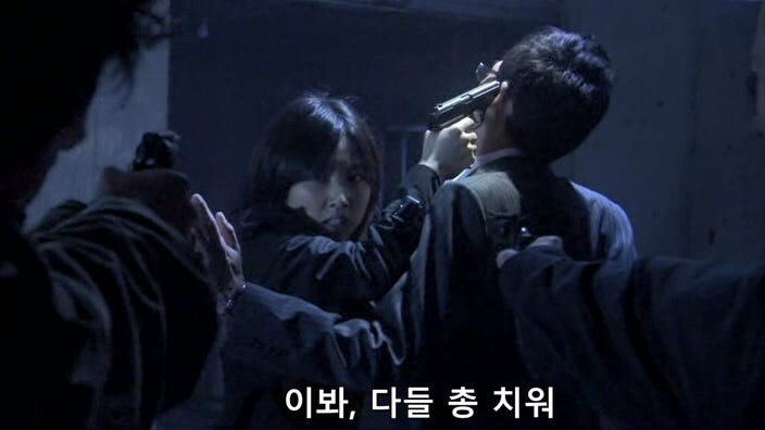 교도소에서 탈옥한 여죄수들을 쫓는 형사들_2.jpg