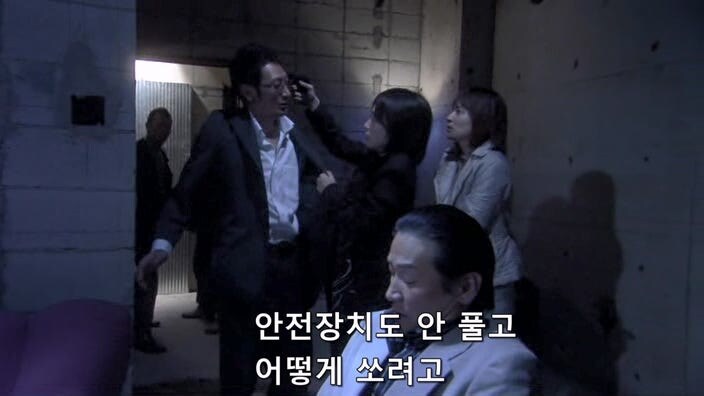 교도소에서 탈옥한 여죄수들을 쫓는 형사들_5.jpg