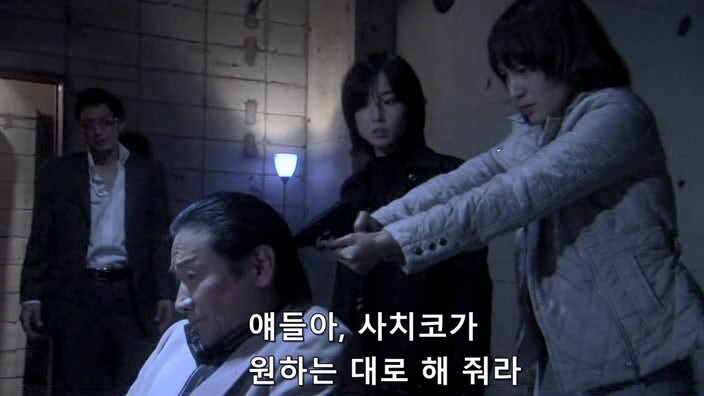 교도소에서 탈옥한 여죄수들을 쫓는 형사들_9.jpg