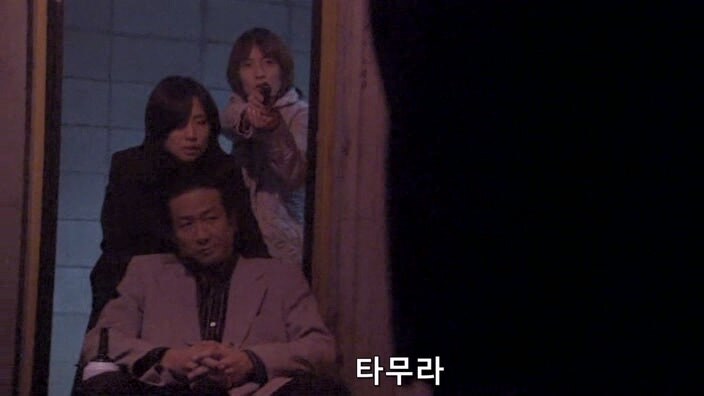 교도소에서 탈옥한 여죄수들을 쫓는 형사들_10.jpg