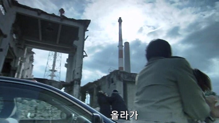 교도소에서 탈옥한 여죄수들을 쫓는 형사들_24.jpg