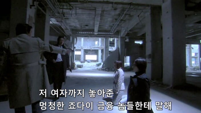 교도소에서 탈옥한 여죄수들을 쫓는 형사들_26.jpg