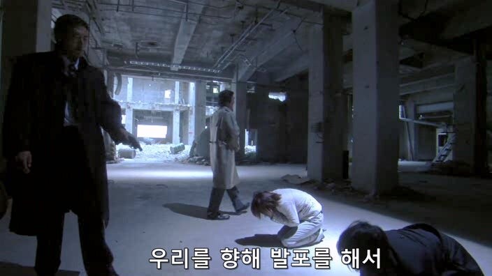 교도소에서 탈옥한 여죄수들을 쫓는 형사들_28.jpg