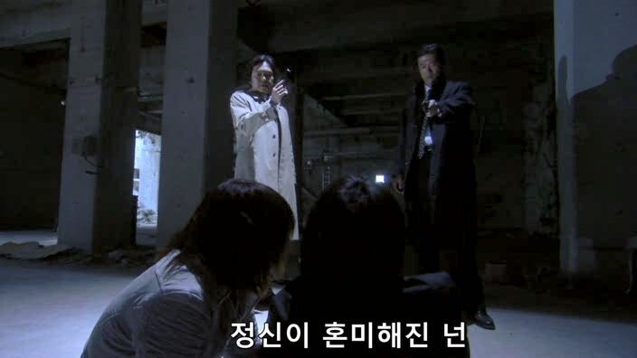 교도소에서 탈옥한 여죄수들을 쫓는 형사들_30.jpg