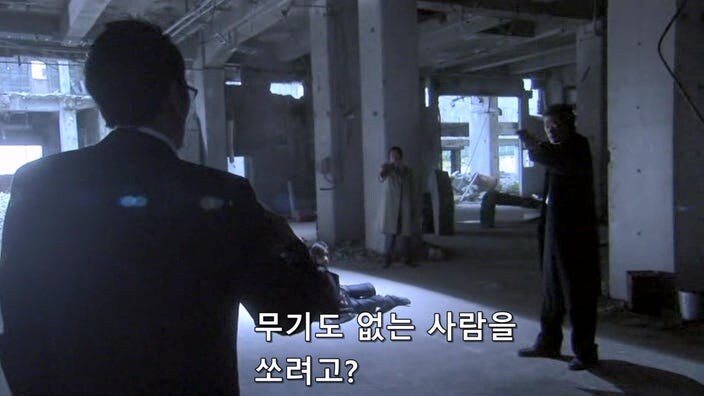 교도소에서 탈옥한 여죄수들을 쫓는 형사들_41.jpg