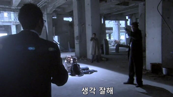 교도소에서 탈옥한 여죄수들을 쫓는 형사들_44.jpg