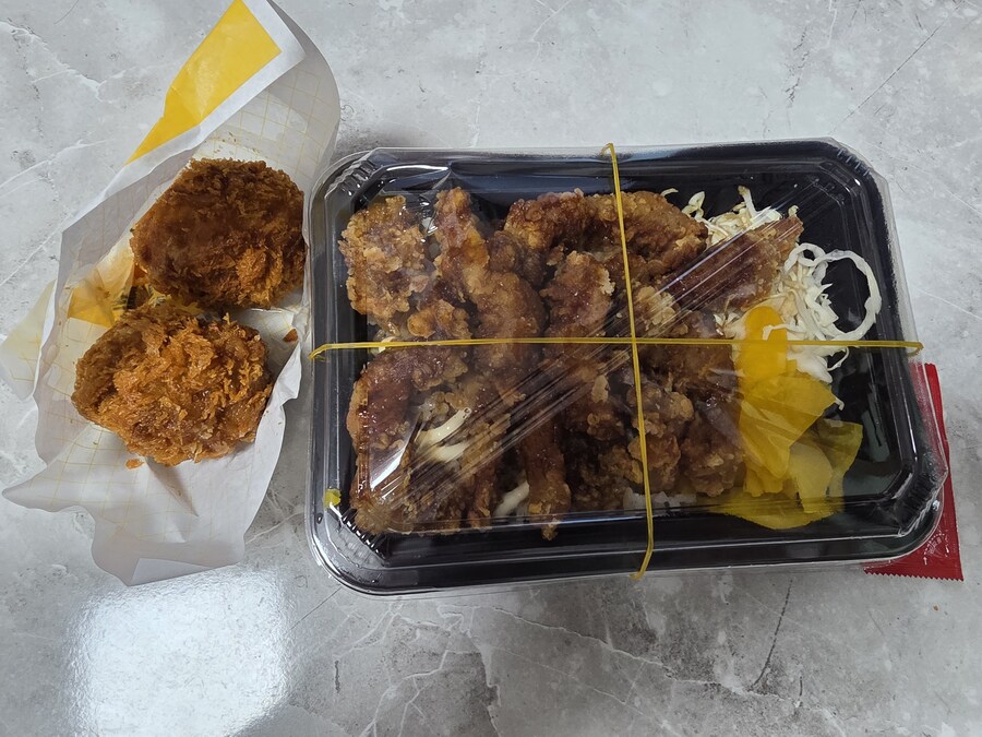 연돈볼카츠 고기튀김 많은 도시락(?)_1.jpg