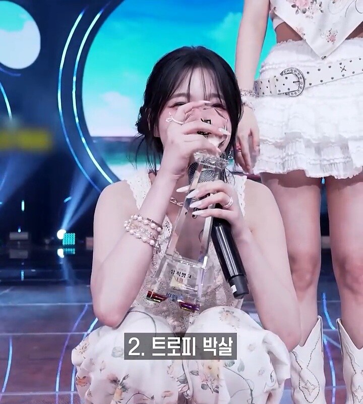 트로피를 두명이서 잡고 있는 이유_2.jpg