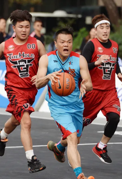 뭘봐도 다 기묘하다는 JYP 사진들_1.webp
