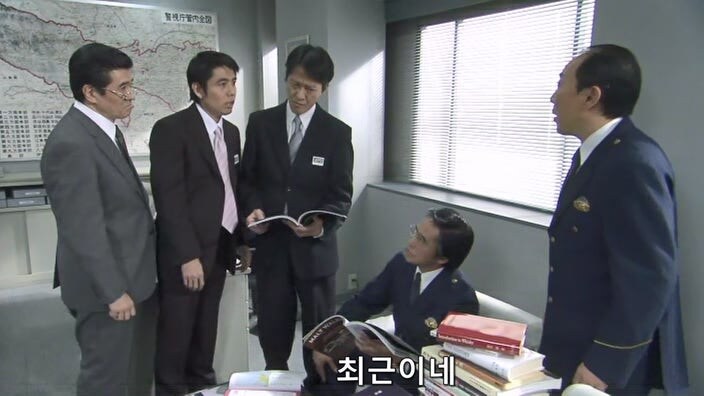 여자 바텐더를 술주정뱅이 폐인으로 만들어버린 악질 평론가_3.jpg
