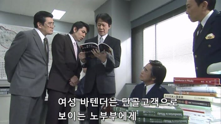 여자 바텐더를 술주정뱅이 폐인으로 만들어버린 악질 평론가_8.jpg