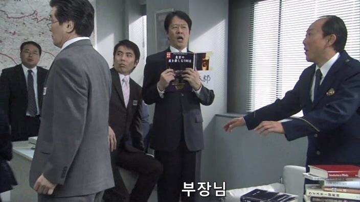 여자 바텐더를 술주정뱅이 폐인으로 만들어버린 악질 평론가_25.jpg