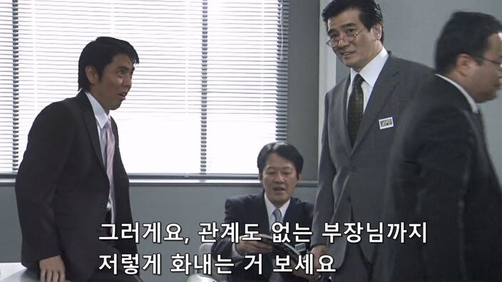 여자 바텐더를 술주정뱅이 폐인으로 만들어버린 악질 평론가_27.jpg