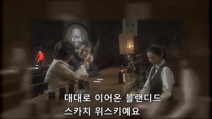 여자 바텐더를 술주정뱅이 폐인으로 만들어버린 악질 평론가_30.jpg