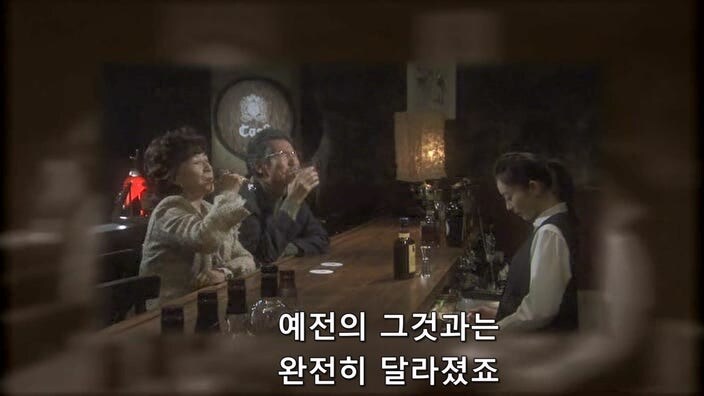 여자 바텐더를 술주정뱅이 폐인으로 만들어버린 악질 평론가_32.jpg
