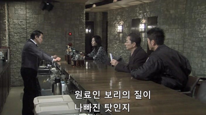 여자 바텐더를 술주정뱅이 폐인으로 만들어버린 악질 평론가_33.jpg