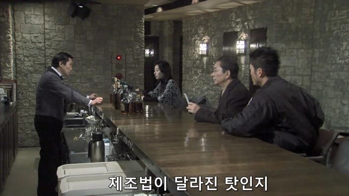 여자 바텐더를 술주정뱅이 폐인으로 만들어버린 악질 평론가_34.jpg
