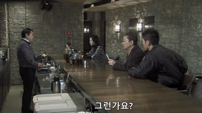 여자 바텐더를 술주정뱅이 폐인으로 만들어버린 악질 평론가_36.jpg