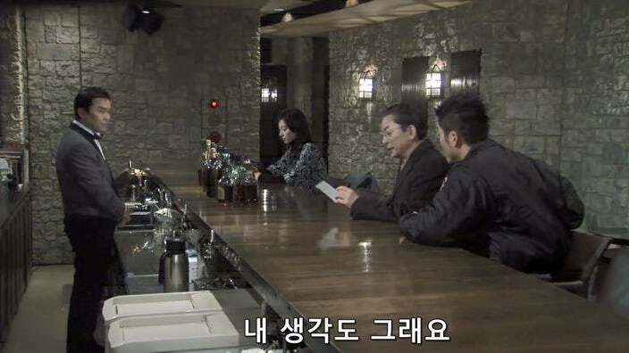 여자 바텐더를 술주정뱅이 폐인으로 만들어버린 악질 평론가_37.jpg