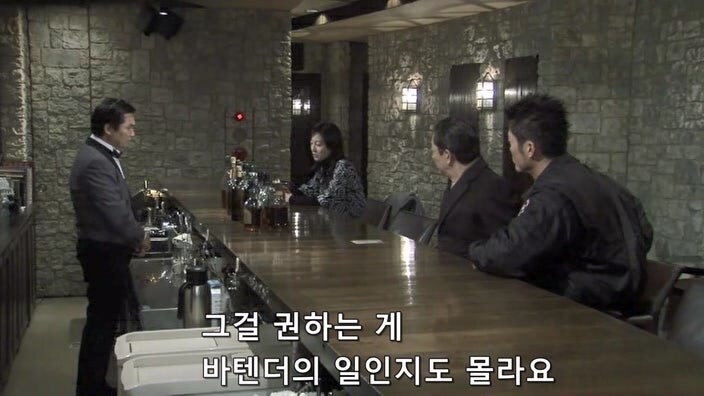 여자 바텐더를 술주정뱅이 폐인으로 만들어버린 악질 평론가_40.jpg