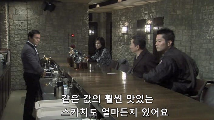 여자 바텐더를 술주정뱅이 폐인으로 만들어버린 악질 평론가_39.jpg