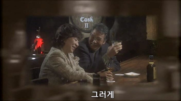 여자 바텐더를 술주정뱅이 폐인으로 만들어버린 악질 평론가_45.jpg