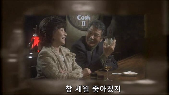 여자 바텐더를 술주정뱅이 폐인으로 만들어버린 악질 평론가_46.jpg