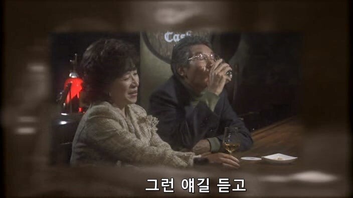 여자 바텐더를 술주정뱅이 폐인으로 만들어버린 악질 평론가_47.jpg